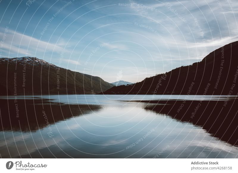 Fluss fließt durch dunstige Hügel unter Wolken Tal Ambitus Natur Landschaft Dunst Umwelt Tierwelt Küste Szene wild strömen Pflanze fließen Cloud vegetieren