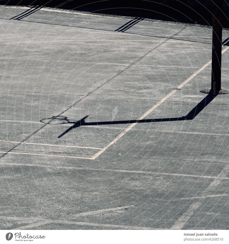 Straße Basketballkorb Schatten Silhouette auf dem Platz Korb Straßenkorb Reifen Netz Sonnenlicht Boden Gericht Feld Stock Sport Gerät Spiel Konkurrenz spielen