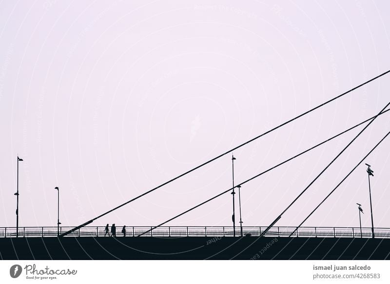 Menschen Silhouette auf der Brücke in Bilbao Stadt Spanien Person Fußgänger Schatten Straße im Freien Großstadt sehr wenige Stadtleben Lifestyle besuchen Besuch