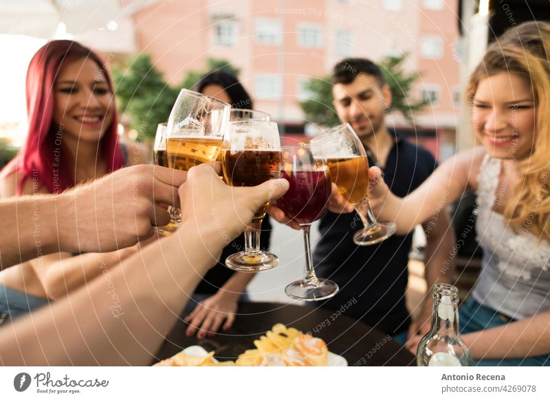 Gruppe von Freunden macht einen Toast mit alkoholischen Getränken Frau jung attraktiv 20s Freude Menschen Person Jugend urban Frauen hübsch hübsche Menschen