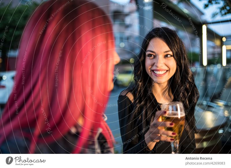 Hübsche Frauen führen ein fröhliches Gespräch in einer Bar jung attraktiv 20s Freude Menschen Person Jugend urban hübsch hübsche Menschen im Freien Großstadt