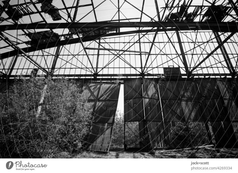 verlorener großer Raum mit lockeren Tor Halle Gebäude Architektur alt lost places Ruine verfallen Zerstörung Endzeitstimmung Strukturen & Formen Vergänglichkeit