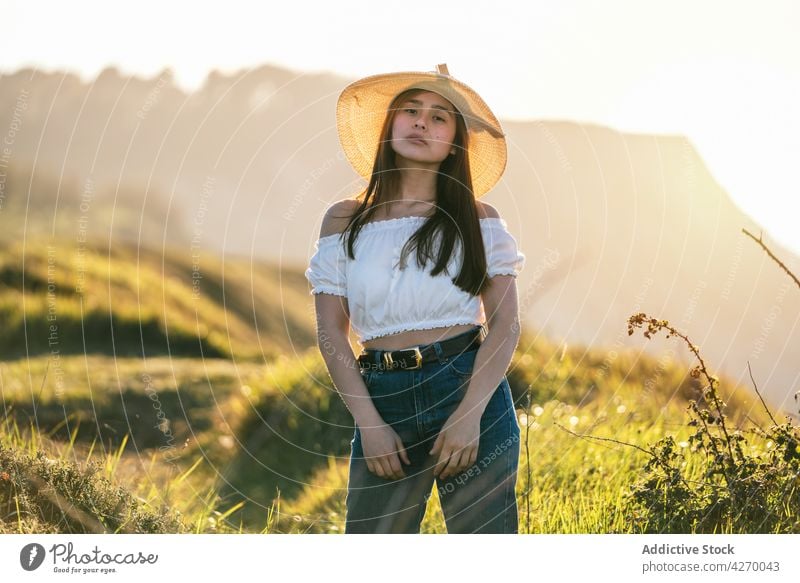 Frau auf grüner Wiese stehend Rasen verträumt Landschaft friedlich Sommer Stil sensibel Natur Gelassenheit grasbewachsen trendy Vorschein ruhig Jeanshose Feld