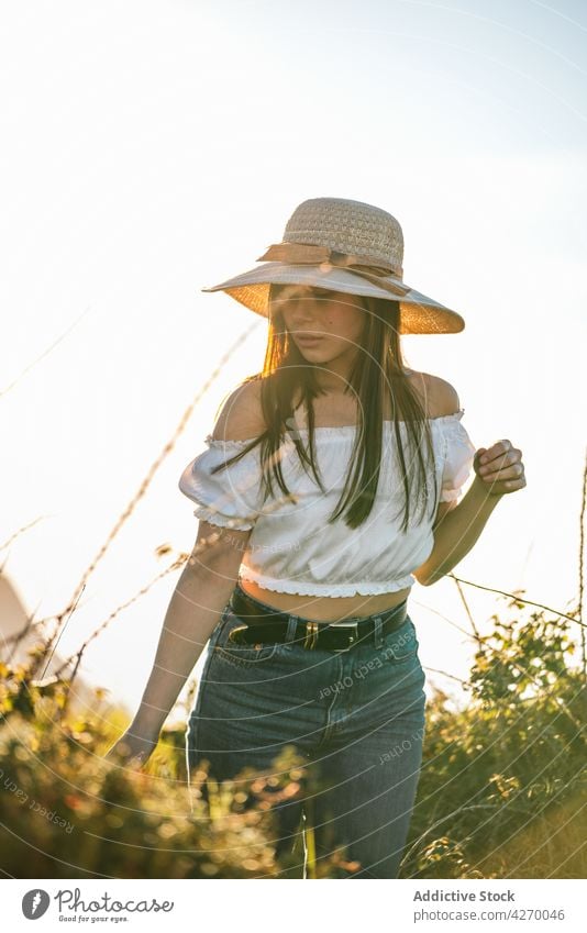 Frau auf grüner Wiese stehend Rasen verträumt Landschaft friedlich Sommer Stil sensibel Natur Gelassenheit grasbewachsen trendy Vorschein ruhig Jeanshose Feld