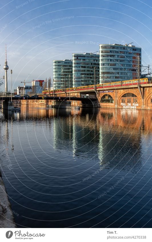 die Spree mit S-Bahn und Fernsehturm Berlin Berliner Fernsehturm Hauptstadt Wahrzeichen Architektur Stadtzentrum Sehenswürdigkeit Berlin-Mitte Turm Himmel