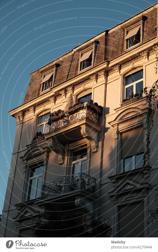 Balkons an einem schönen restaurierten Altbau vor blauem Himmel im Licht der untergehenden Sonne im Westend von Frankfurt am Main in Hessen Haus Wohnhaus