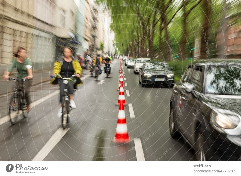 Fahrradfahrer*Innen auf einer mit Leitkegel abgesperrten Straßenhälfte Fahrradfahren Fahrradweg, Verkehr, Straße, Umwelt, Stadt, urban Fahrräder Personen