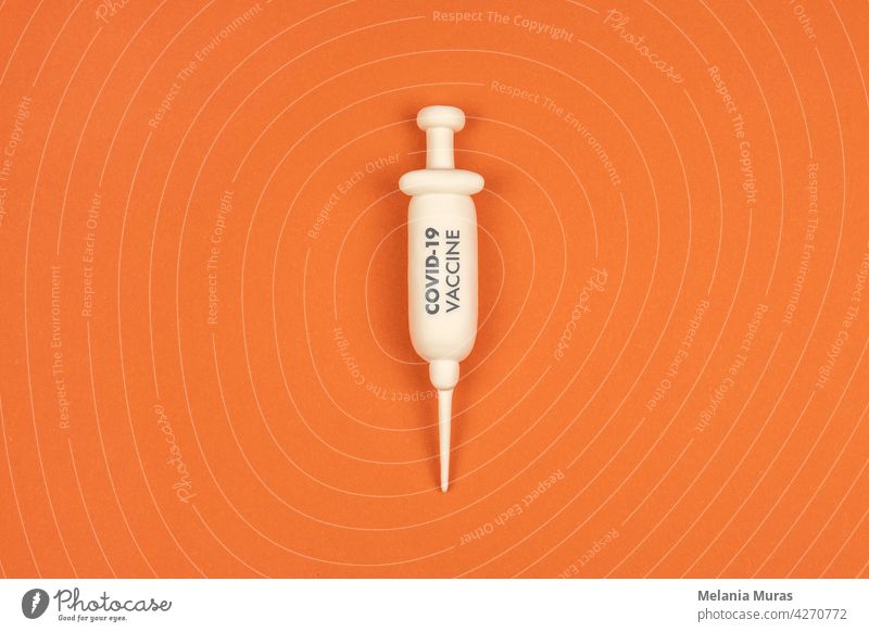 COVID-19 Impfung Konzeptentwurf. Spritze mit Impfstoff für COVID-19 auf rotem Hintergrund. Diskussion über die COVID-19-Impfung. Entscheidung über vax. Aktivist