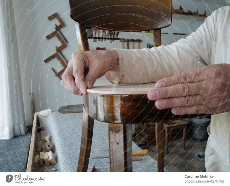 Höchste Präzision in der Werkstatt eines Restaurators Holz Holzmöbel Antiquitäten alt Farbfoto Möbel Stuhl Sitzgelegenheit braun Einsamkeit sitzen Holzstuhl