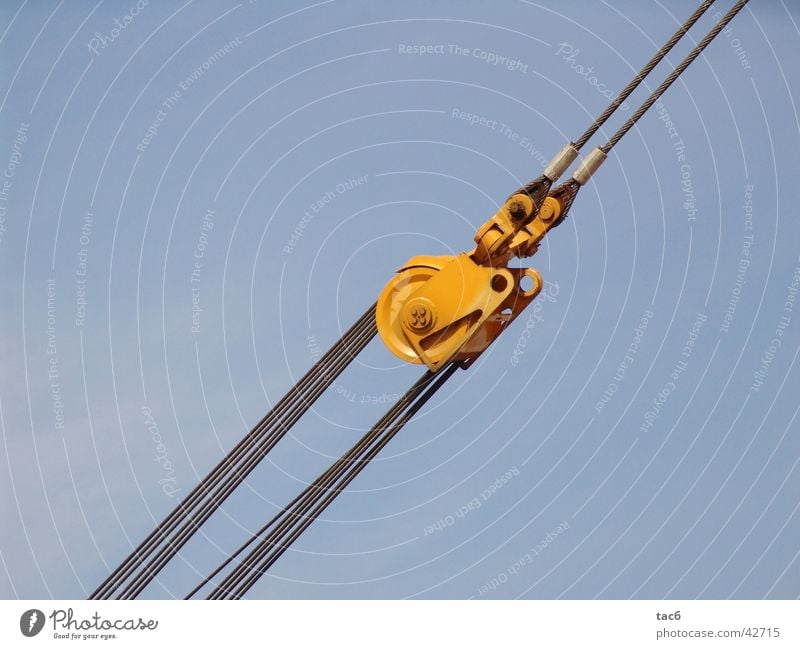 Stahlseile Rolle gelb Dinge Drahtseil blau Himmel Baustelle