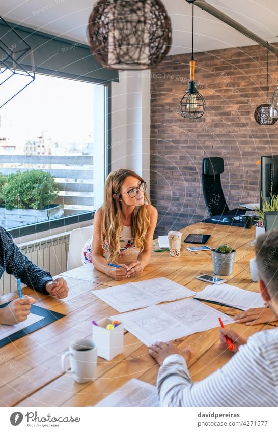 Geschäftsfrau in einer Arbeitsbesprechung beim Betrachten von Konstruktionszeichnungen Architekt Chef Frau Arbeitstreffen Präsentation Ingenieur Teamwork