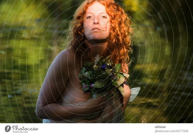 Porträt der schönen jungen sexy Frau mit roten Haaren, Braut, mit einem Blumenstrauß in einem Boot Begierde heiß sinnliches Mädchen bezaubernd sexuell