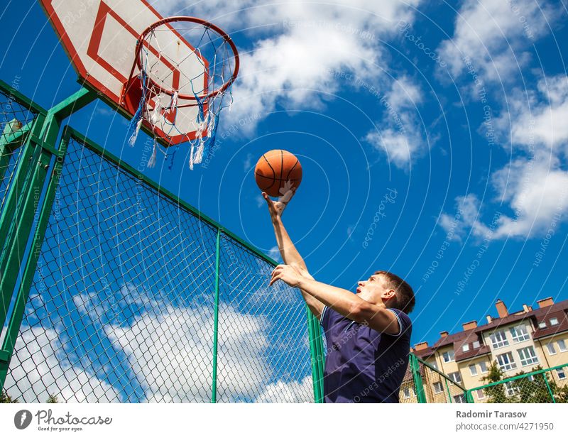 junger Mann spielt Basketball Spielen Spieler Ball Sport männlich sportlich spielen Gesundheit Übung Hintergrund Lifestyle Korb Männer Aktion Menschen Athlet