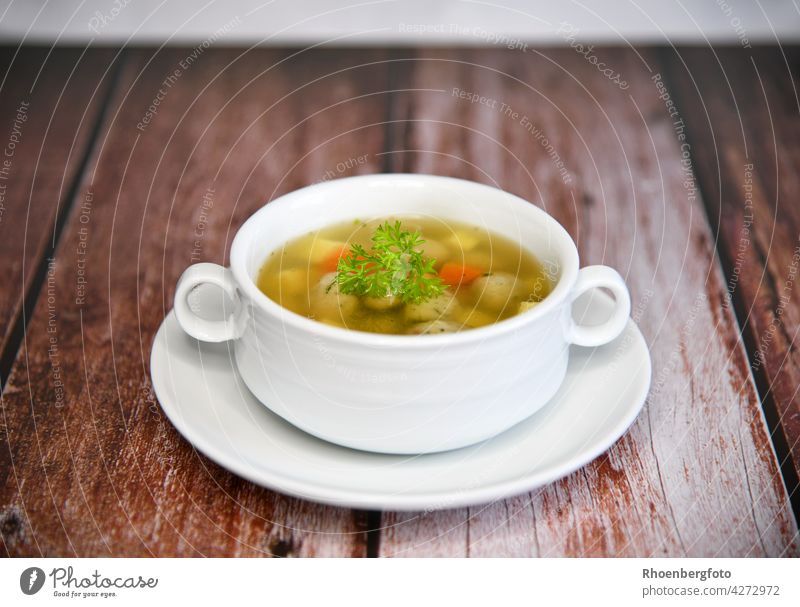 Hausgemachte Rinderkraftbrühe mit Markklößchen und Eierstich in einer schlichten Suppentasse suppe hausgemacht hausmannskost markklößchen klöße essen