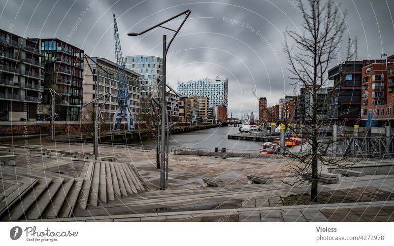 Hafencity Hamburg Treppe Bürogebäude Reflexion & Spiegelung Kontrast Wolken Außenaufnahme Licht Schatten modern trendy entdecken Fassade Hochhaus Park Bauwerk