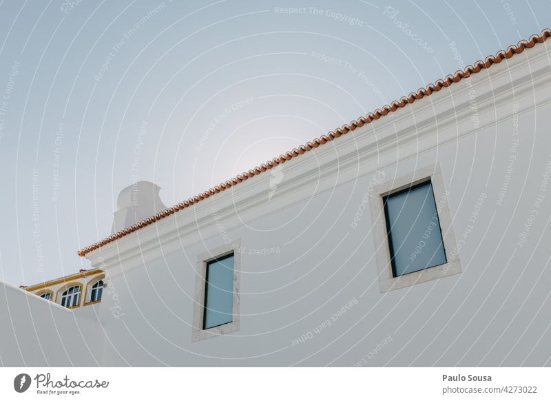 Weißes Gebäude gegen den Himmel weiß Wand Architektur Fassade Schatten Tag Bauwerk Fenster Schwarzweißfoto Haus Menschenleer Außenaufnahme Mauer Stadt Alentejo