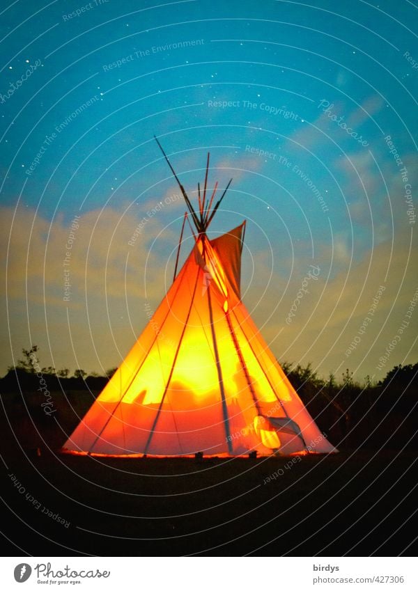 bewohntes Tipi mit Lagerfeuer bei Nacht. Langzeitbelichtung, Nachtaufnahme Natur Nachthimmel Abenteuer Indianer Feuerstelle Freiheit Stern Sommer leuchten