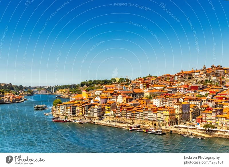 Historische Architektur in der Innenstadt von Porto, Region Nord, Portugal Stadtbild Brücke porto portugal Metrozug porto stadt Luisenbrücke Flussufer