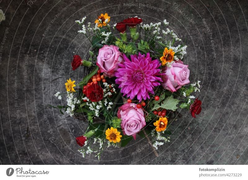 buntes Blumengesteck von oben Blumenstrauß blumengesteck Strauß Dahlie Rosen Dekoration & Verzierung Floristik Blüte Blühend Blüten Valentinstag Muttertag