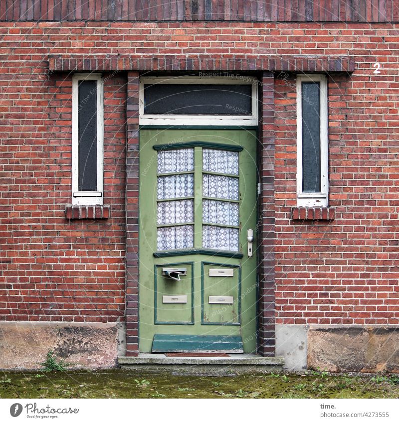 Entrees (42) eingang zuhause backsteinhaus holztür absatzkante sandstein fenster gardine verlassen hausnummer briefkasten zeitung zeitungsschlitz