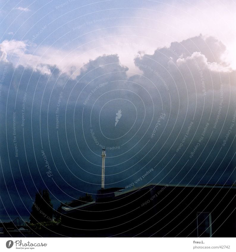 Schornstein Wolken Dach Wohngebiet Dämmerung Gewitter Himmel schonstein Abend Regen