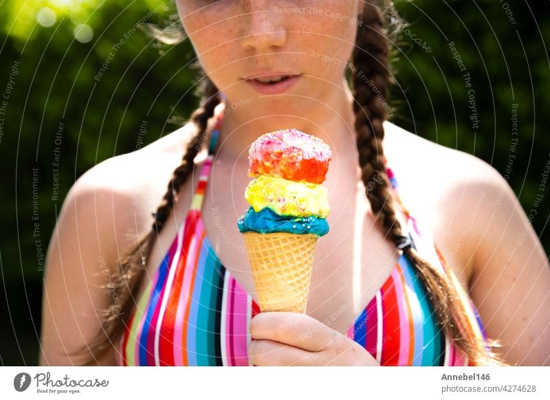 Junge Teenager-Mädchen essen Eiswaffel trägt rosa Sonnenbrille und Zöpfe auf heißen Sommertag Kind Lebensmittel Person Schokolade Gesicht menschlich lecken