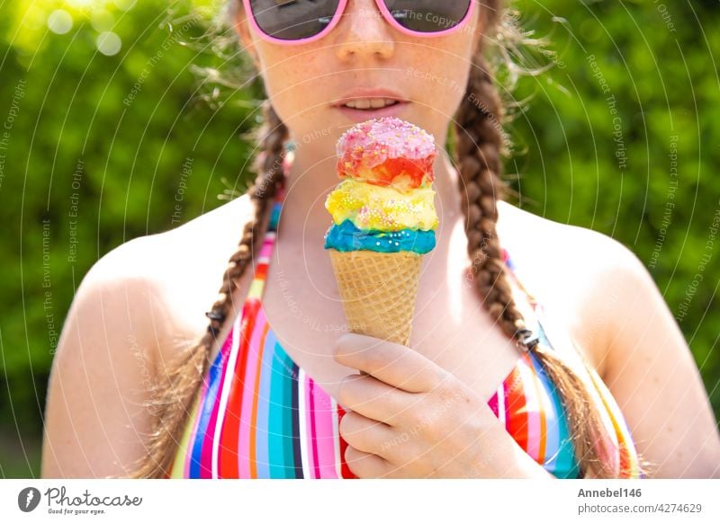 Junge Teenager-Mädchen essen Eiswaffel trägt rosa Sonnenbrille und Zöpfe auf heißen Sommertag Kind Lebensmittel Person Schokolade Gesicht menschlich lecken