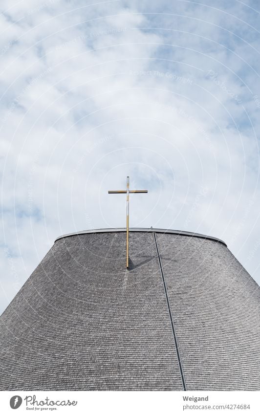 Kreuz auf Kirche Himmel Holzkirche Glaube Christentum katholisch Konfession evangelisch Spiritualität grau Meditation modern