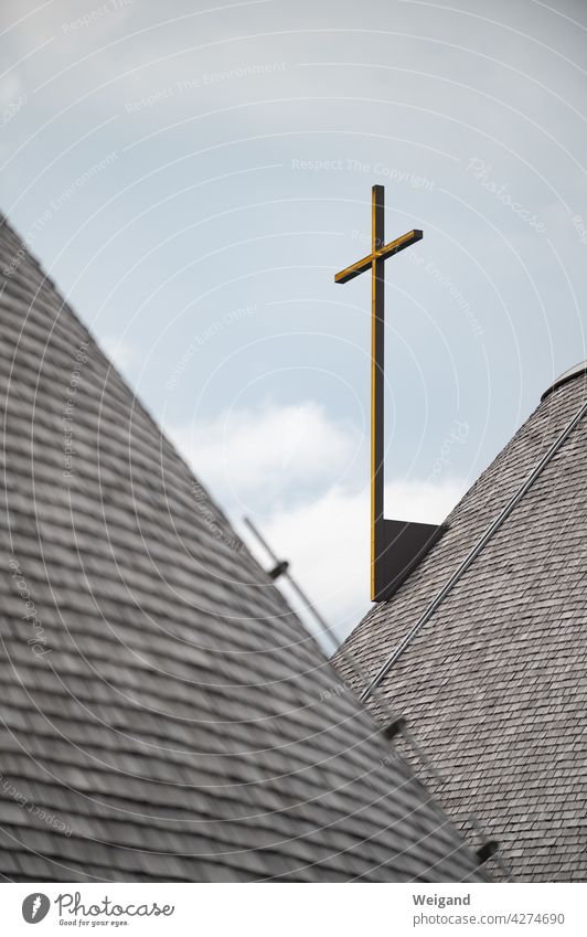 Kreuz auf Kirche Glaube katholisch evangelisch Himmel Spiritualität Christentum Berufung beten Gebet