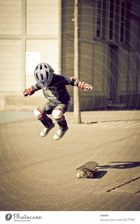 boarding days Lifestyle Freude Skateboard Kind Junge Kindheit Leben 1 Mensch 3-8 Jahre fahren fliegen springen sportlich authentisch Coolness trendy Bewegung