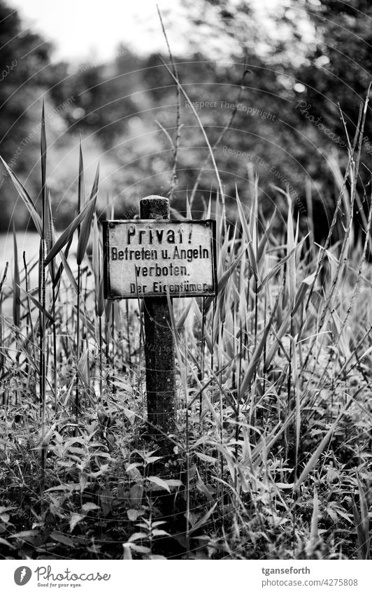 Altes "Privat" Schild Schilder & Markierungen Hinweisschild Verbotsschild Außenaufnahme alt rostig privatgrundstück Privatbesitz Betreten verboten Verbote