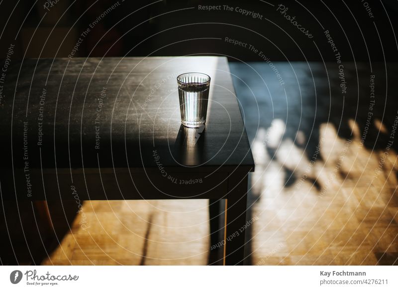 Glas mit frischem Wasser auf dem Tisch Getränk Schreibtisch trinken Essen und Trinken Gesundheit erwärmen Hochwinkelansicht horizontal Hydrat im Innenbereich