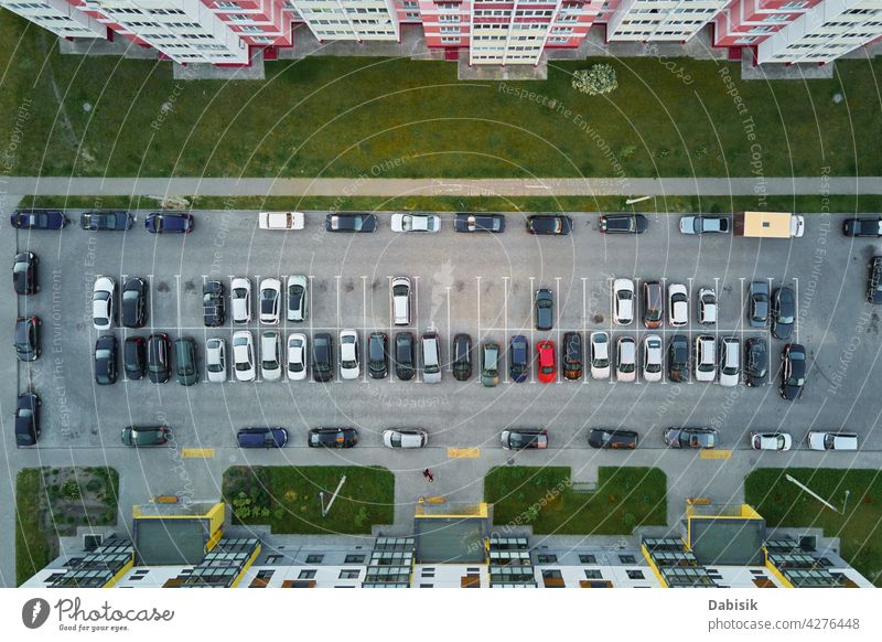 Luftaufnahme eines Autoparkplatzes in der Nähe eines modernen Wohnhauses PKW parken Wohnhof Verkehr Haus Los Wohnbereich Stellplatz Fahrzeug Park im Freien Top