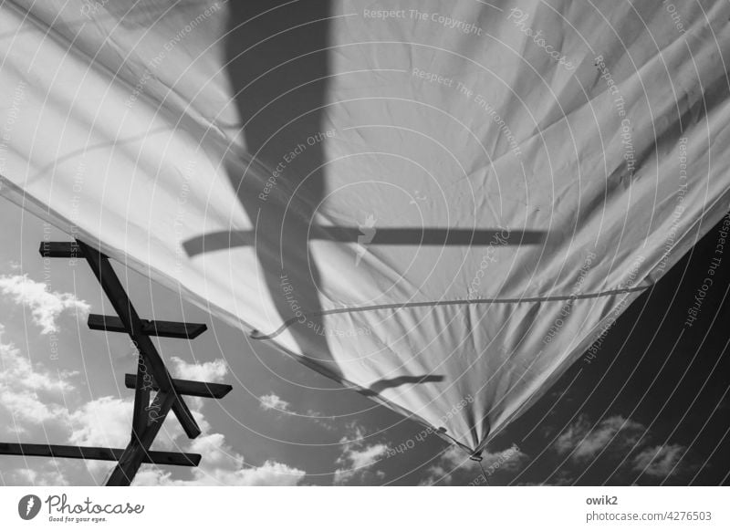 Spanne Schutzdach Zeltdach Kunststoff Zeltplane Abdeckung wetterfest Baldachin Außenaufnahme Detailaufnahme Licht Schatten Strukturen & Formen Himmel Wolken