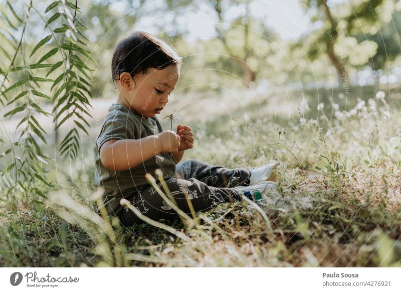 Kind spielt im Freien Kindheit Spielen Natur authentisch mehrfarbig niedlich Fröhlichkeit Freude Farbfoto Kindheitserinnerung Lifestyle Tag Außenaufnahme