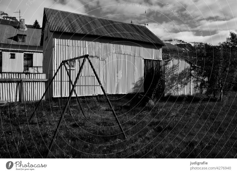 Island Haus Wellblech Wellblechwand Wellblechhütte Wellblechfassade Schaukel Licht Schatten Wiese Gebäude Strukturen & Formen Fassade Schwarzweißfoto Garten