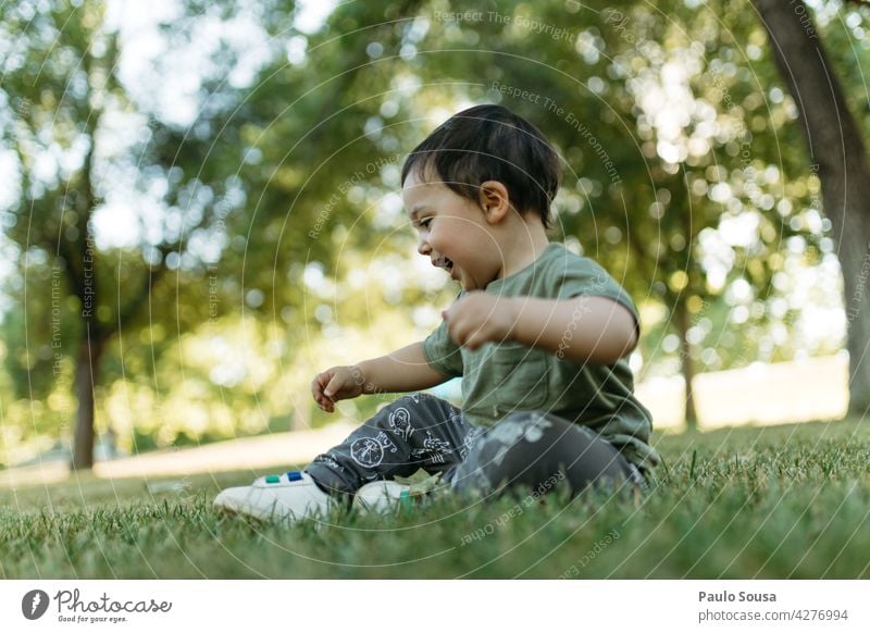 Nettes Kind lächelnd Kindheit Junge 1-3 Jahre Gras Lächeln Sommer Außenaufnahme Fröhlichkeit Lifestyle Mensch Kleinkind Freude Farbfoto Kinderspiel Kaukasier