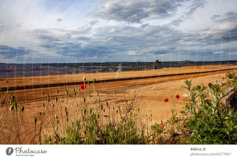 Hambach RWE-Braunkohlerevier Hintergrund groß Kohle Kohlekraftwerk Förderband Zerstörung Bagger Schürfen Energie Umwelt umgebungsbedingt Gerät Europa