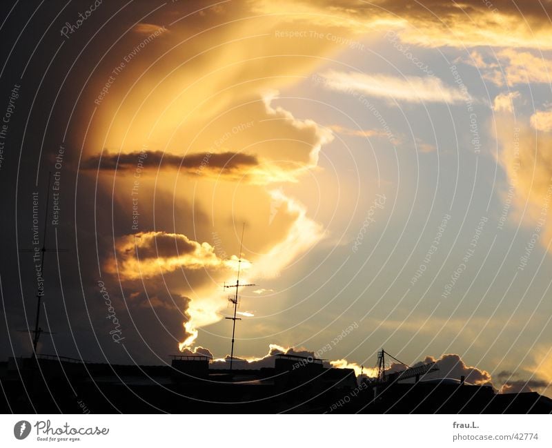 Theaterhimmel Wolken Dach Kran Haus Stadtteil Regenwolken Himmel Hamburg Sonne Abend