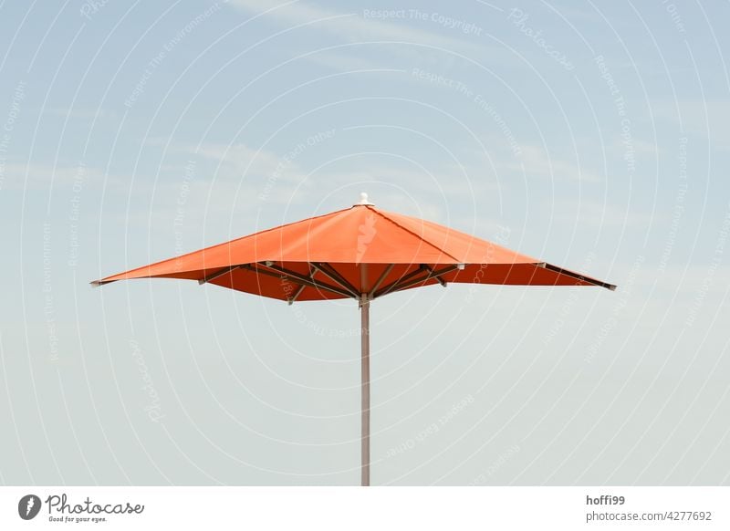 oranger Sonnenschirm vor blauem Himmel Blauer Himmel orange-rot Minimalismus Strand Sommer minimalistisch Urlaubsstimmung Wolkenloser Himmel Sonnenbad ausruhen