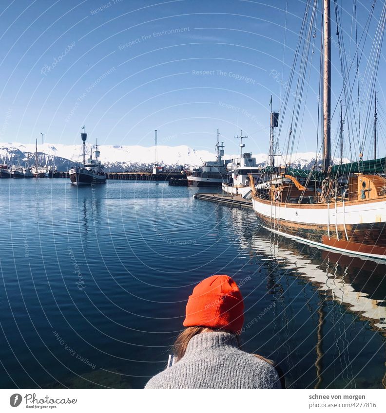 Orangene Mütze am Hafen Meer Sommer Urlaub Schiffe Boote Umwelt Wasser Himmel Ferien & Urlaub & Reisen Küste Natur blau Außenaufnahme Landschaft Wale Bucht