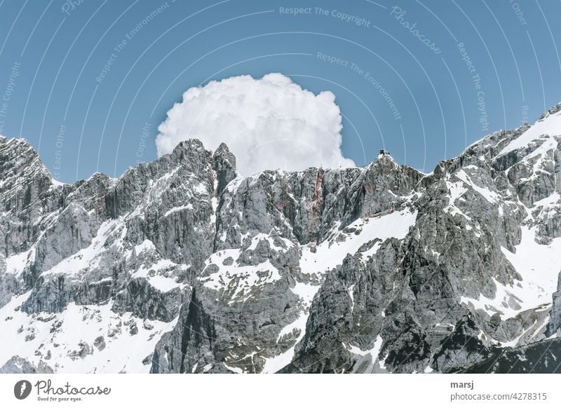 Hinter den Dirndln braut sich eine Wolke zusammen. Rechts der Hunerkogel, Bergstation der Dachsteinseilbahn. Felsen Alpen Berge u. Gebirge Gipfel