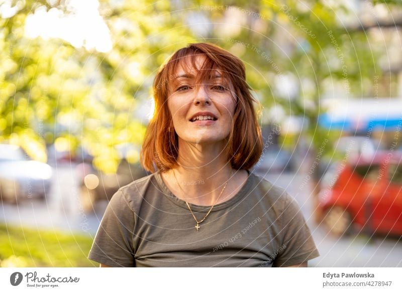 Porträt einer schönen glücklichen Frau im Freien Park Natur grün Frühling rote Haare Rotschopf sonnig Behaarung außerhalb hübsch Mädchen Person Erwachsener