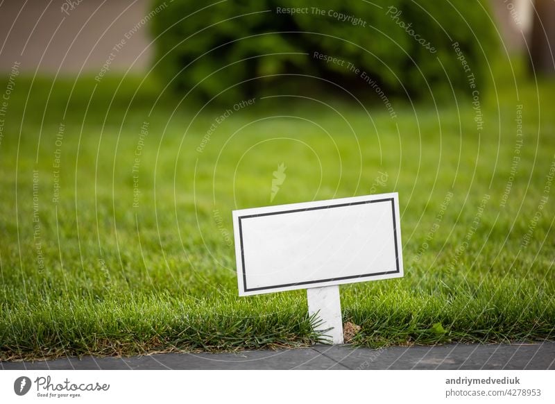 leeres leeres Schild mit Platz für Text - Foto. Gras Zeichen Rasen grün Park blanko Garten Ermahnung Aushang Natur aus Öffentlich aufbewahren Feld Pinnwand