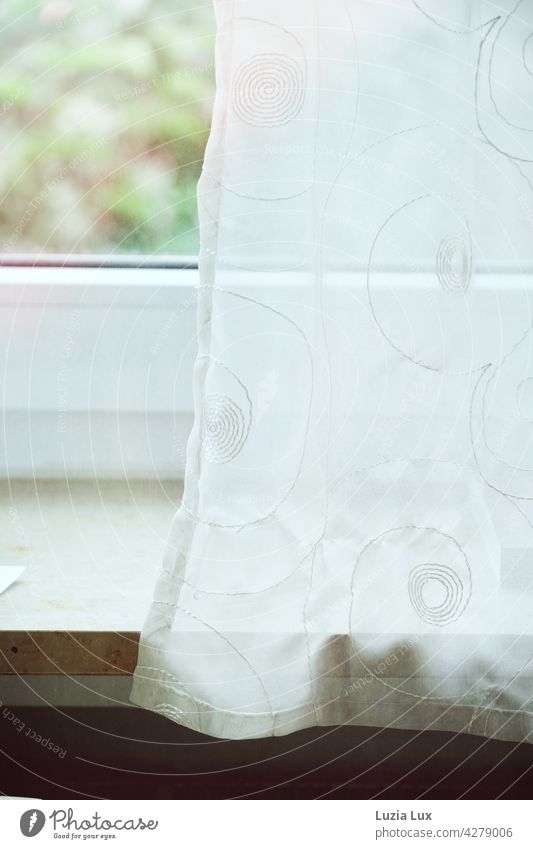 Am Fenster: Blick durch eine zarte Gardine ins Grüne, auf dem Fenstersims liegt ein Zettel Vorhang Blick aus dem Fenster Frühling Frühsommer hell freundlich