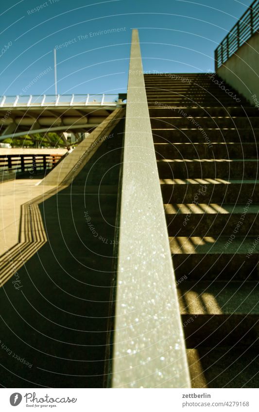 Treppen, Schatten, Brücke abend architektur bahnhof berlin bundeskanzleramt büro city deutschland dämmerung froschperspektive hauptbahnhof hauptstadt haus