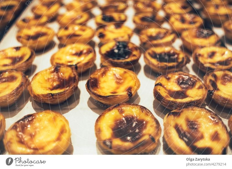 Portugiesische Nachspeise - Pastel de nata. Kuchen Belem Vanillepudding Torte Ei Pastell Dessert Lissabon Gebäck Portugal Werkstatt Fenster Pastel de Nata