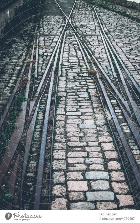 Gleise/Schienen mit Kopfsteinpflaster Schienenverkehr Schienennetz Schienenbett Zug Verkehr Verkehrswege Eisenbahn Bahnfahren Außenaufnahme Verkehrsmittel