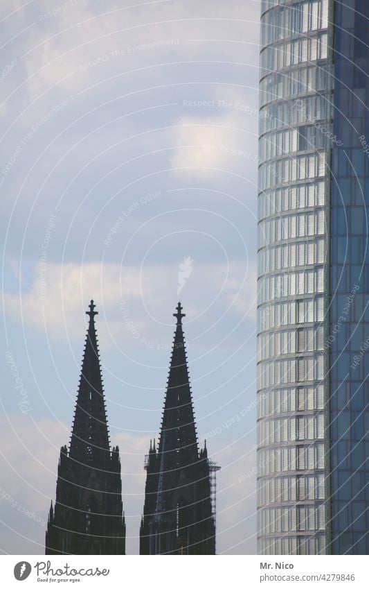 größenunterschied Hochhaus Gebäude Bauwerk Dom Kirche Stadtzentrum Architektur Sehenswürdigkeit Wahrzeichen Glasfassade Bürogebäude Kirchturmspitze Kölner Dom