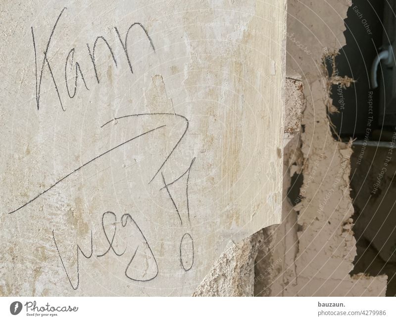 kann weg! Baustelle Abbruch Schriftzeichen Pfeil Menschenleer Farbfoto Schilder & Markierungen Zeichen Wand Detailaufnahme Mauer Handwerk Hinweisschild